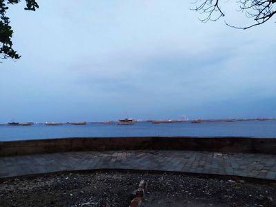 美女 岩石 假日 目的地 放松 海洋 风景 旅游业 地板