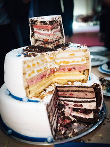 三层切块的大层次婚礼蛋糕图片