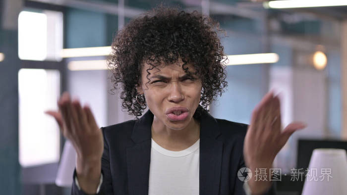 愤怒的非洲女商人大骂大叫的画像