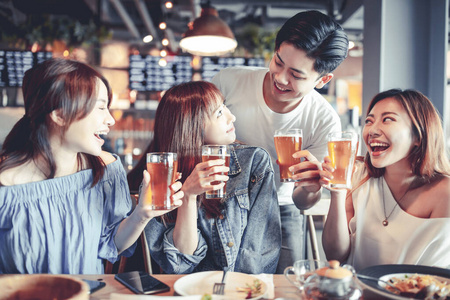 假日 酒精 说话 节日 啤酒 闲暇 女人 青年 餐厅 微笑