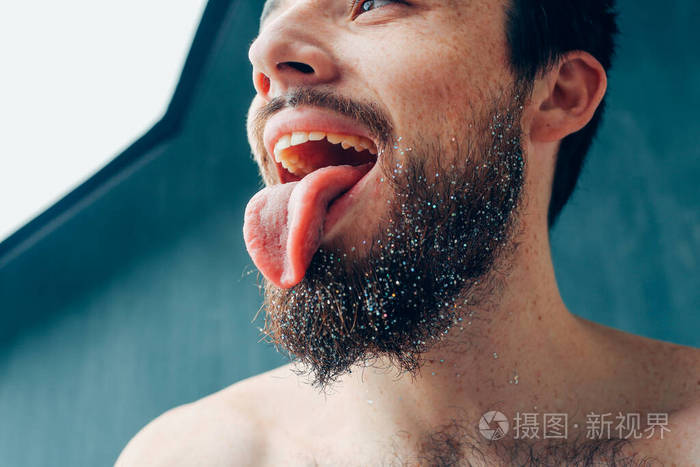 这个年轻人被孤立在幕后从侧面俯视看左边把舌头伸出嘴巴单独站着摆