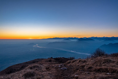 意大利 地平线 风景 傍晚 冬天 日落 全景图 阳光 森林