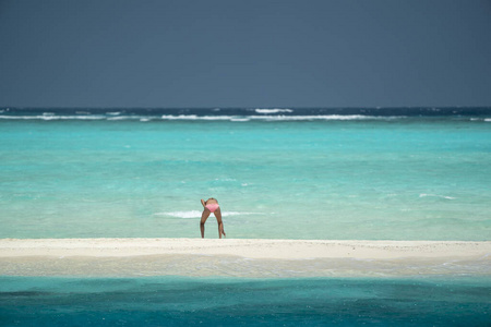 游泳 海滩 天空 自然 美丽的 夏天 女人 假期 比基尼