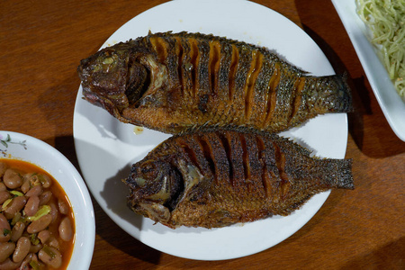 桌子 烤的 午餐 盘子 烧烤 柠檬 油炸 美味的 沙拉 厨房