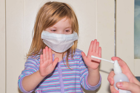照顾 保护 病毒 小孩 宝贝 冠状病毒 消毒 清洁剂 面具