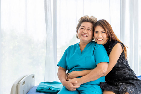 恢复 母亲 安慰 健康 拥抱 成人 在一起 照顾 祖母 老年人