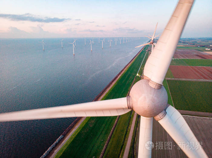 从空中看风力涡轮机，在windpark westermeerdijk风力发电厂在荷兰最大的艾瑟尔湖，可持续发展，可再生能源