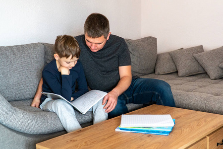 成人 为人父母 大流行 卧室 白种人 作业 在一起 阅读