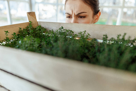 黑发白种女人盯着植物