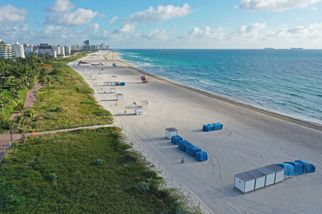 佛罗里达州科维德19号海滩关闭期间空无一人的南岸海滩鸟瞰图.照片