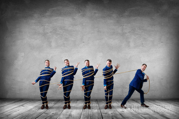 愤怒的商人用绳子把自己绑起来