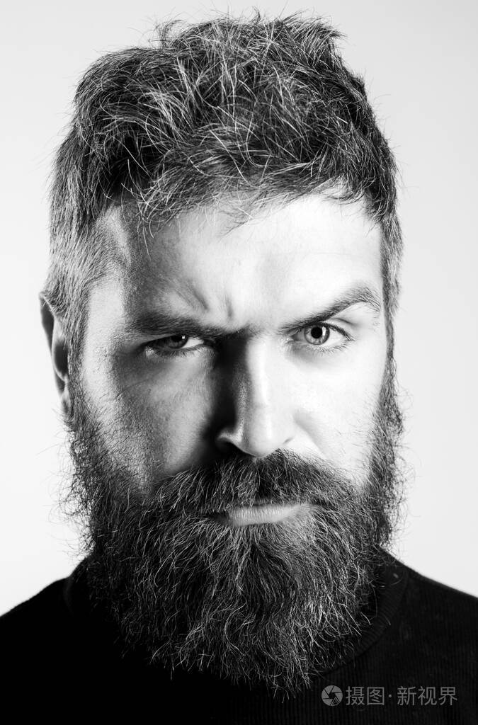 白色背景下严肃残忍的胡须男人的特写图片自信和戏剧性的概念