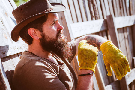 西部牛仔肖像.城市花园里的大胡子男人园丁.乡村风光.园艺爱好.照片