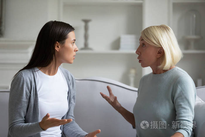 成熟的妈妈和成年的女儿在家吵架