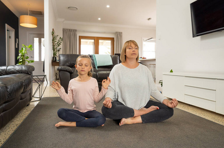 家庭 健康 在室内 父母 瑜伽 在一起 冠状病毒 应用程序