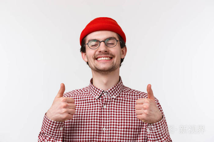 和眼镜闭上眼睛微笑着高兴竖起大拇指就像一件非常棒的东西白色的背