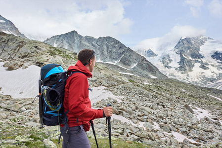 高的 冒险 徒步旅行者 背包 风景 瑞士 花茎 小山 旅行