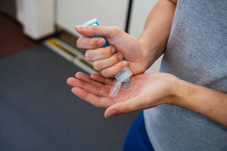 地铁列车内男子洗手,涂酒精凝胶清洗除菌照片