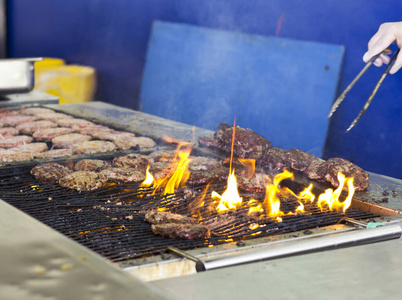 烹调 肋骨 牛排 猪肉 夏天 烤的 热的 烤架 火焰 食物