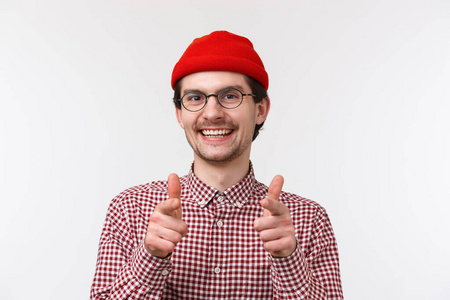 特写写真开心满意笑眯眯的白人男子戴着眼镜,戴着小熊帽,露出手指相机