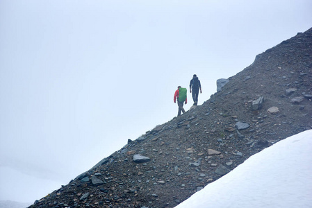 朋友 旅游业 背包 山坡 步行 成人 小山 斜坡 旅行 登山者