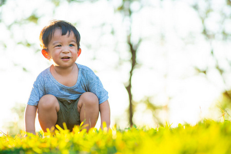 小孩 花园 自然 草地 可爱的 草坪 肖像 夏天 乡村 微笑