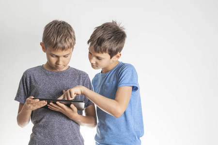 儿童使用数字平板电脑。技术在线学习教育远程教育儿童游戏应用程序