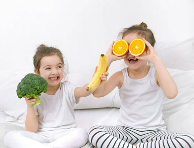 小孩 姐妹 水果 素食主义者 可爱的 微笑 白种人 香蕉