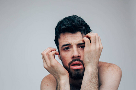 这个年轻人被孤立在幕后.疲惫的病态的悲伤的家伙看着镜头.