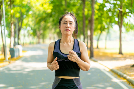 女人 外部 慢跑 锻炼 跑步 训练 健康 阳光 适合 慢跑者