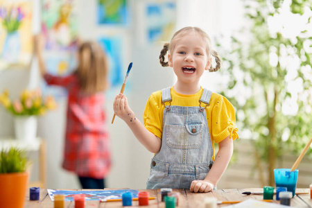 童年 学校 可爱的 女人 绘画 有趣的 小孩 画家 油漆