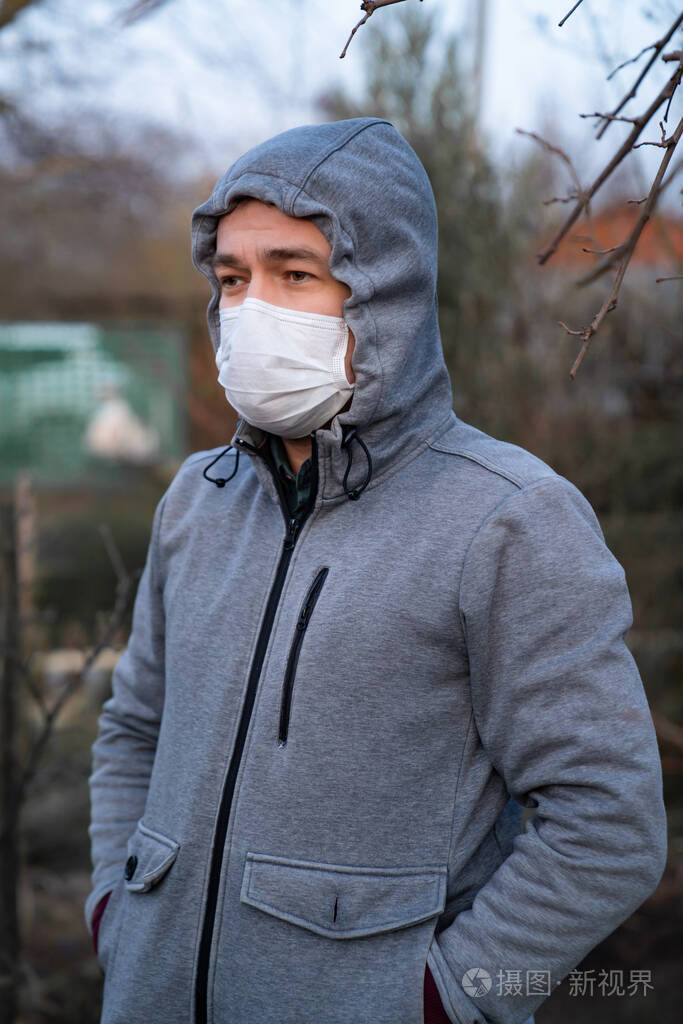 街上戴着医用面罩的戴头巾的男人