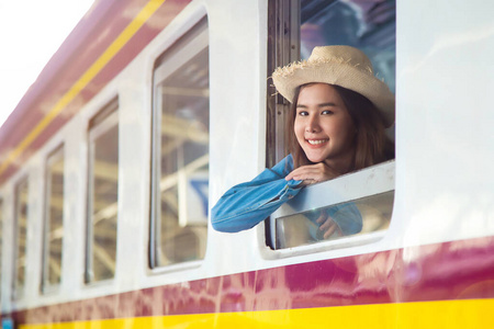 火车 肖像 美女 乘客 窗口 铁路 头发 帽子 女孩 美极了
