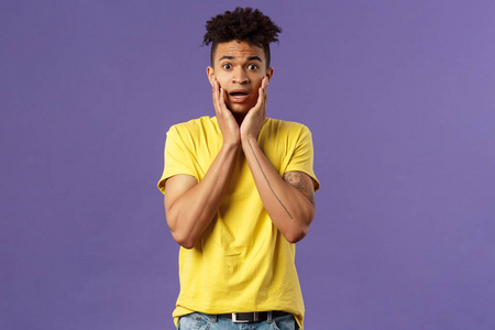 画像中忧心忡忡,焦急慌张的年轻人感到忧心忡忡,憋着脸喘着气,惊恐地