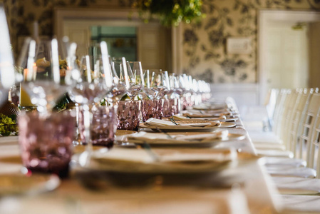 勺子 桌子 银器 吃饭 婚礼 美丽的 玻璃 晚餐 餐具 浪漫的