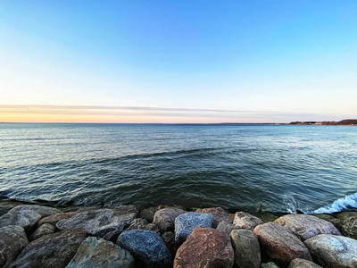 海岸 美丽的 海滩 石头 海洋 海滨 假期 场景 天空 泼洒