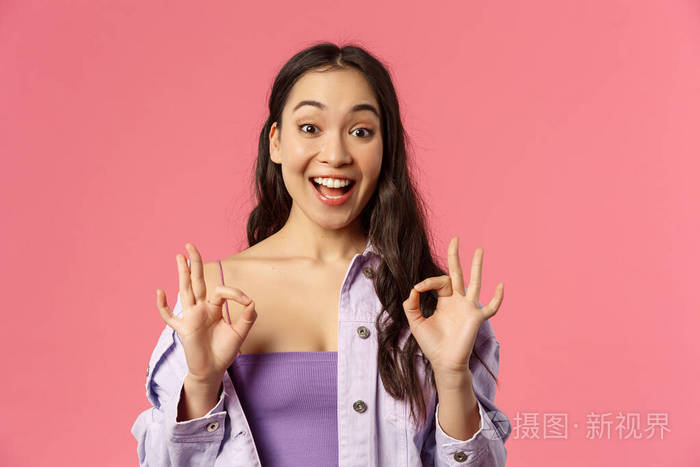不错的选择特写写真的开心逗乐年轻时尚的亚洲女孩满意露出好的手势和