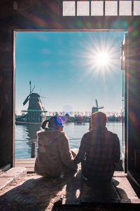 在荷兰度假的男女夫妇参观荷兰Zaans Schans Zaandam，荷兰Zaans Schans，年轻夫妇风车村