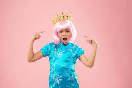 任性的小公主.小女孩用手指指着王冠.中国式美女公主.