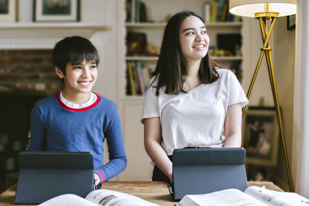 教育 微笑 男孩 笔记本电脑 小孩 会议 在线 青年 学校