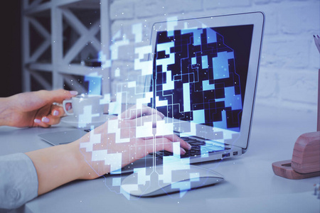 电脑和数据主题全息图绘制中女性双手的双重曝光。技术概念。