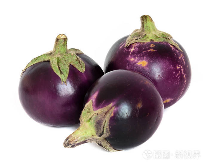 摄影棚拍摄的三个有机紫圆泰国茄子孤立在白色