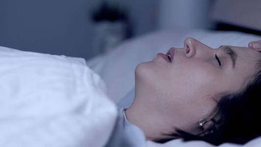 女孩打鼾.鼻塞,呼吸暂停,鼻中隔弯曲,疲劳概念.