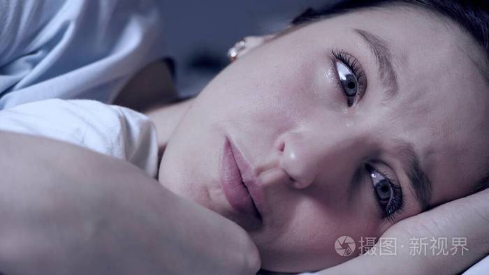 女孩晚上在哭怨恨挫折个人生活中的问题人际关系中的问题迷人的年轻