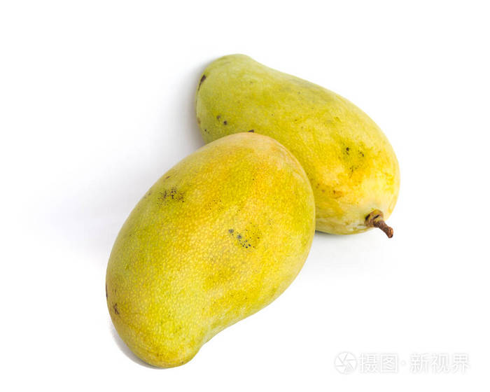 工作室拍摄了两个孤立在白色上的本土亚洲芒果