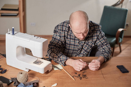 裁缝用羊毛织物做领结。在纺织工作室用缝纫机工作。