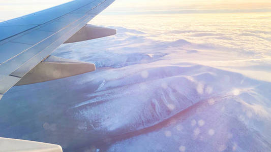 从平面上看风景从飞机的窗户上看。在云层上飞行的机翼。
