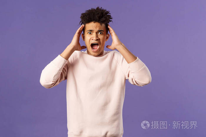 一幅惊恐焦虑的年轻西班牙裔英俊男子的画像他在慌乱中握手害怕地尖叫