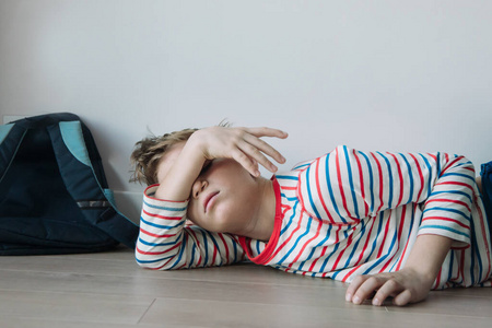 孩子厌倦了做作业,孩子学习压力大照片