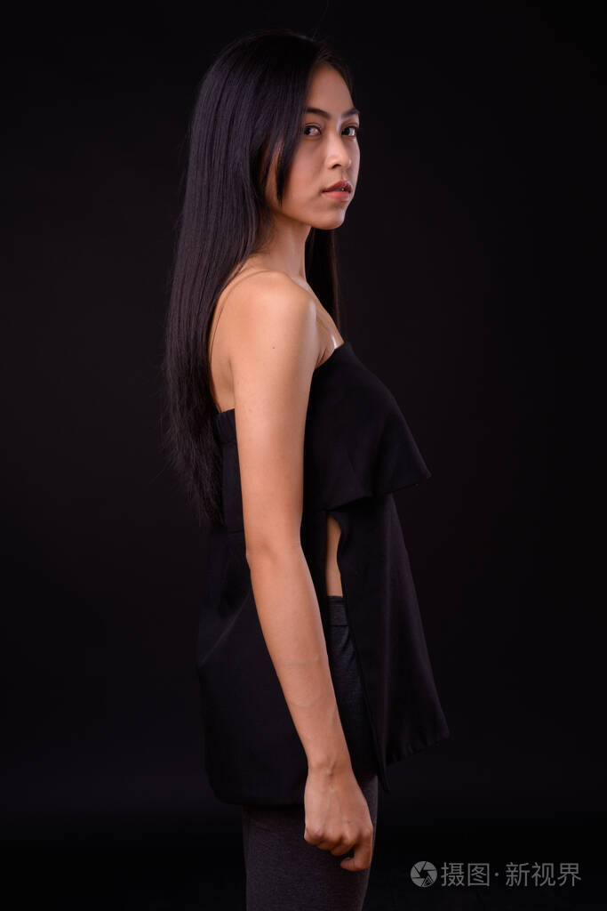 年轻美丽的亚洲女人在镜头前的侧影